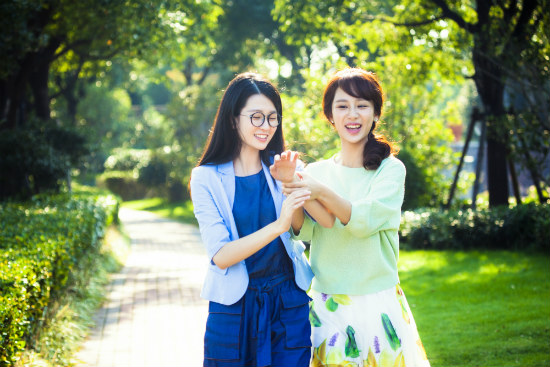 欢乐颂关雎尔同款黑花衣服,欢乐颂第一季关雎尔同款红色牛仔