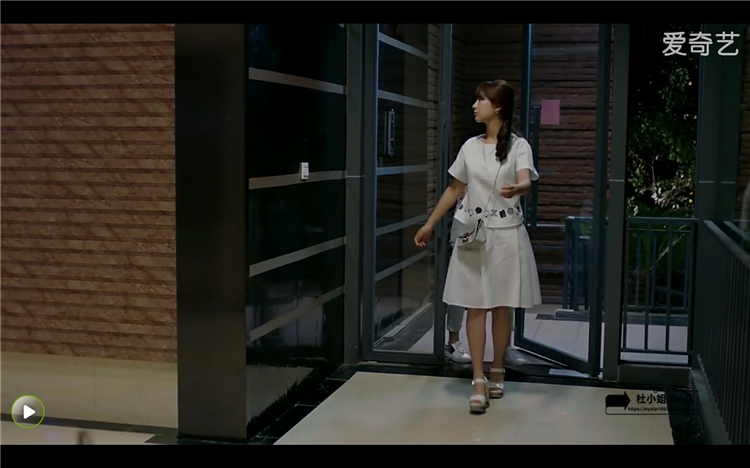 欢乐颂关雎尔同款黑花衣服,欢乐颂第一季关雎尔同款红色牛仔