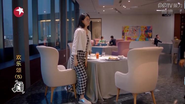 欢乐颂关雎尔同款黑花衣服,欢乐颂第一季关雎尔同款红色牛仔