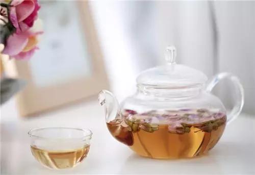 玫瑰花茶泡出来的水是黄色的,玫瑰花茶泡出来是蓝色的吗