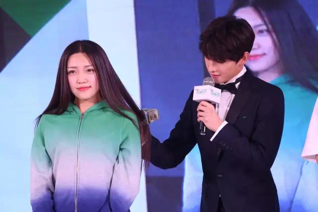 发光肌已不够特别!让柔顺亮泽秀发成为你新的魅力点!