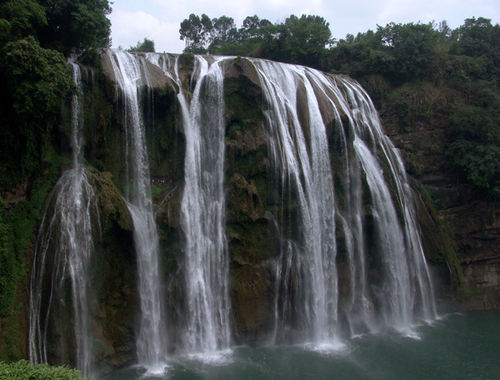 黄果树瀑布在贵州的哪个城市,贵州黄果树瀑布到安顺有多远