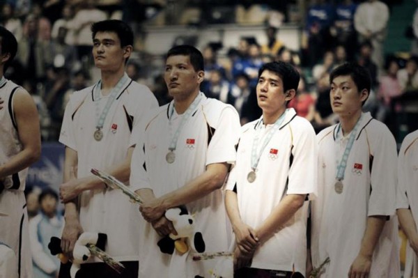 他是男篮第一老帅哥，眉骨被打裂场边缝针，咬牙再上场对手呆了