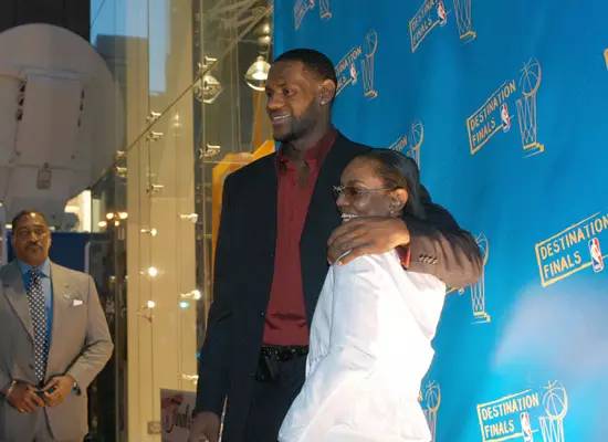 勒布朗詹姆斯成名前的故事 (勒布朗詹姆斯感人故事)