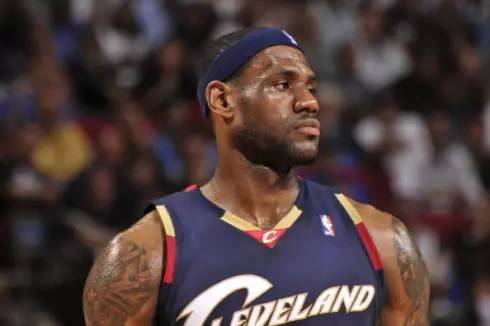 勒布朗詹姆斯成名前的故事 (勒布朗詹姆斯感人故事)