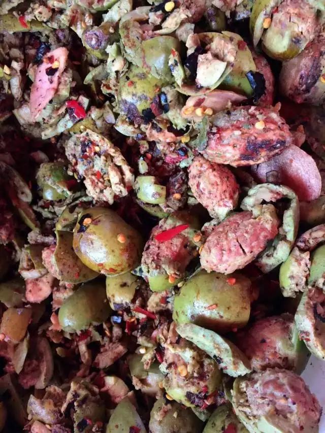 水果蘸着盐巴、辣椒吃,泡酒喝,云南人吃水果的姿势太丰富多彩了