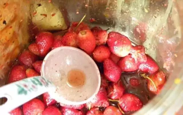 水果蘸着盐巴、辣椒吃,泡酒喝,云南人吃水果的姿势太丰富多彩了