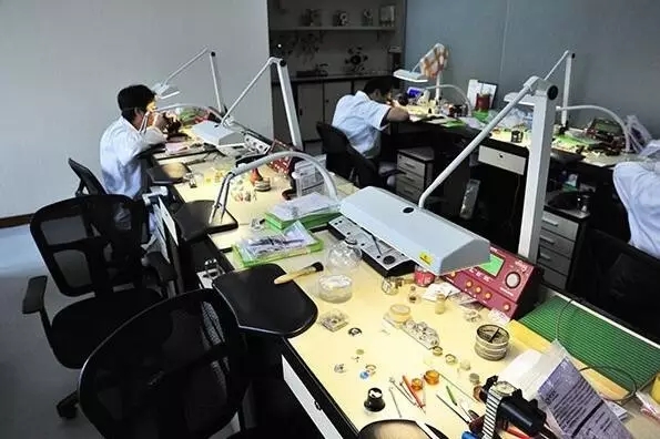 他能让钟表“起死回生”!对话全国劳模汤维新