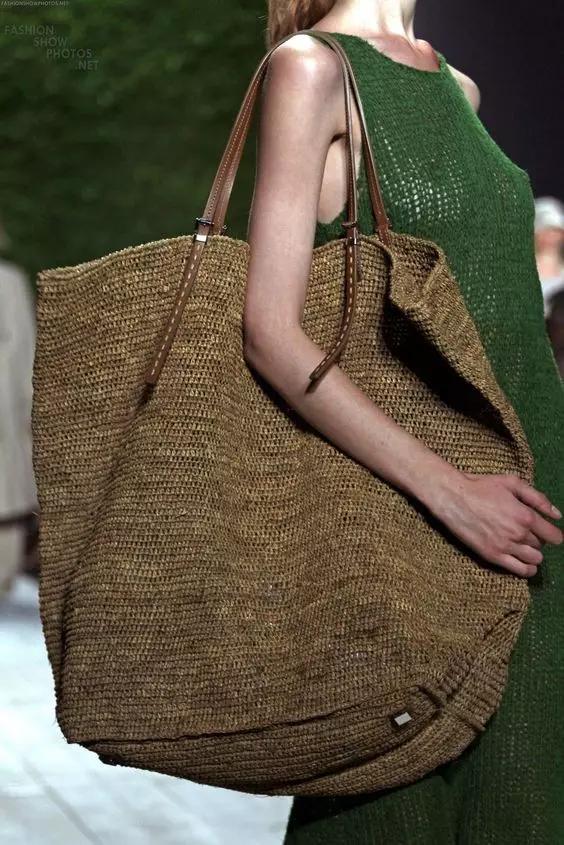 我跟与倪妮做邻居的姐姐聊了聊，她买菜时都背什么包