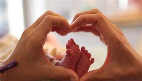 我剖腹当晚他为了见心爱女人执着上了飞机