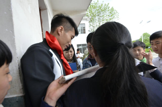 梦想100分公益计划走进遵义亚洲足球先生郑智为孩子加油鼓劲