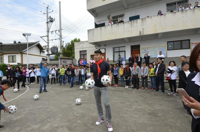 梦想100分公益计划走进遵义亚洲足球先生郑智为孩子加油鼓劲