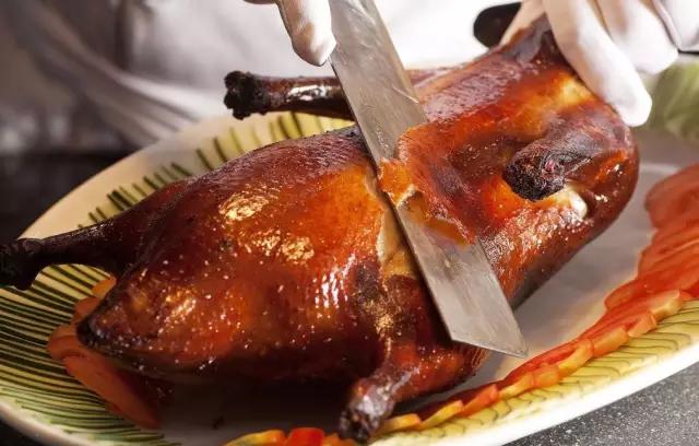 正宗的北京烤鸭是什么样子的,一只烤鸭