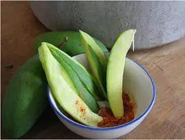 水果蘸着盐巴、辣椒吃,泡酒喝,云南人吃水果的姿势太丰富多彩了