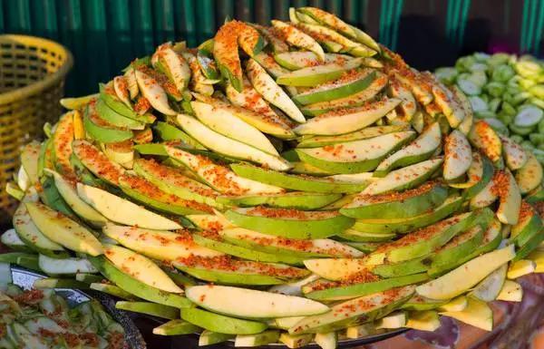 水果蘸着盐巴、辣椒吃,泡酒喝,云南人吃水果的姿势太丰富多彩了