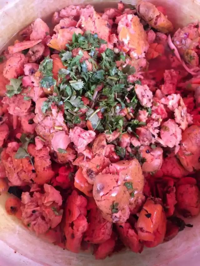 水果蘸着盐巴、辣椒吃,泡酒喝,云南人吃水果的姿势太丰富多彩了