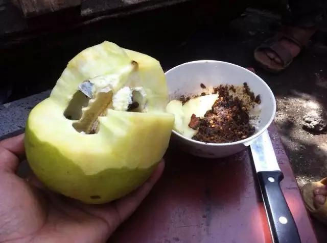 水果蘸着盐巴、辣椒吃,泡酒喝,云南人吃水果的姿势太丰富多彩了