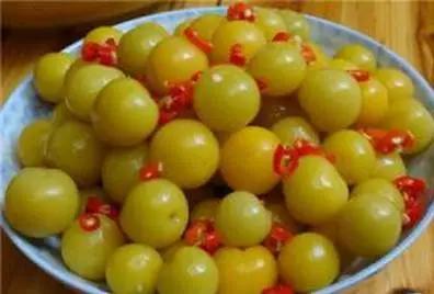 水果蘸着盐巴、辣椒吃,泡酒喝,云南人吃水果的姿势太丰富多彩了