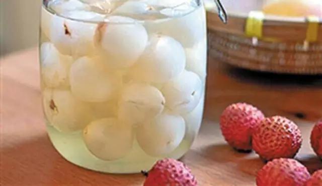 水果蘸着盐巴、辣椒吃,泡酒喝,云南人吃水果的姿势太丰富多彩了