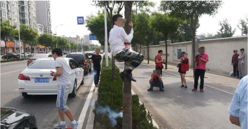 新郎被绑在电线杆上放鞭炮,新郎被绑在电杆上身挂鞭炮