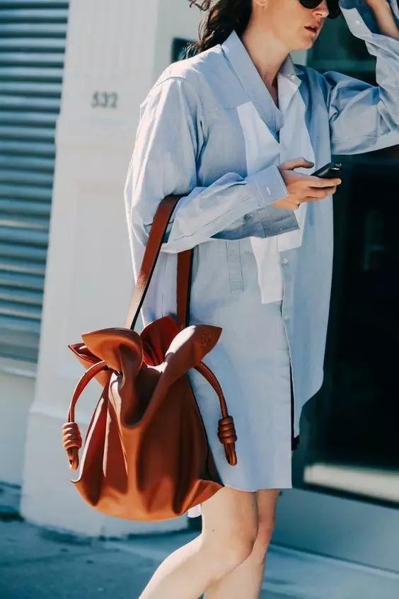 我跟与倪妮做邻居的姐姐聊了聊，她买菜时都背什么包