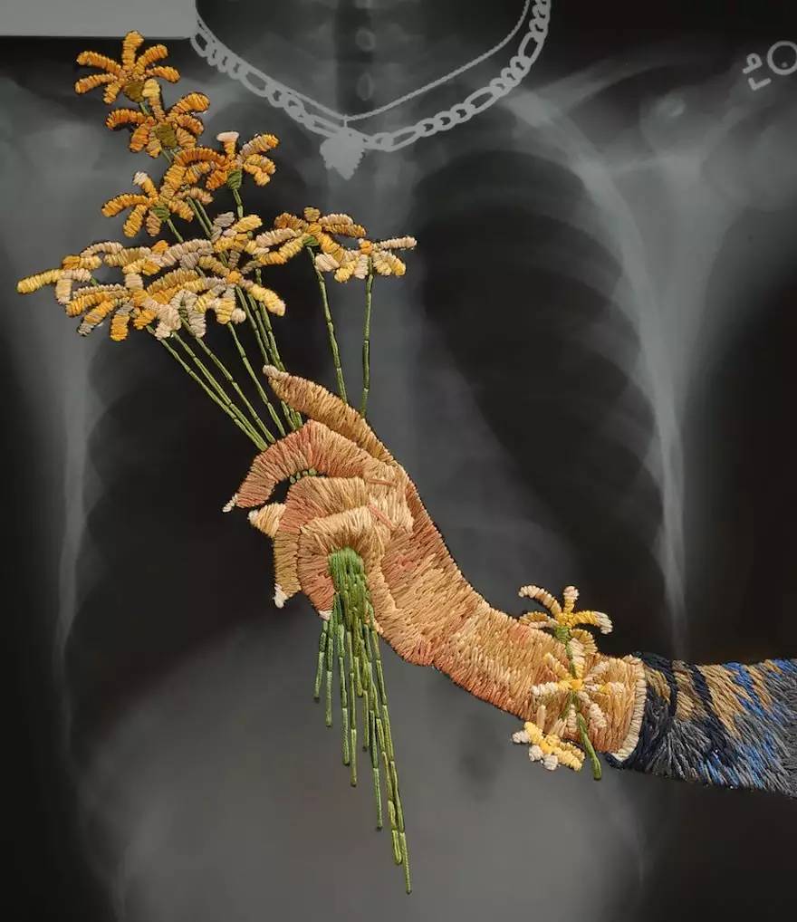 我说！你能不能找个正经地方好好绣花~