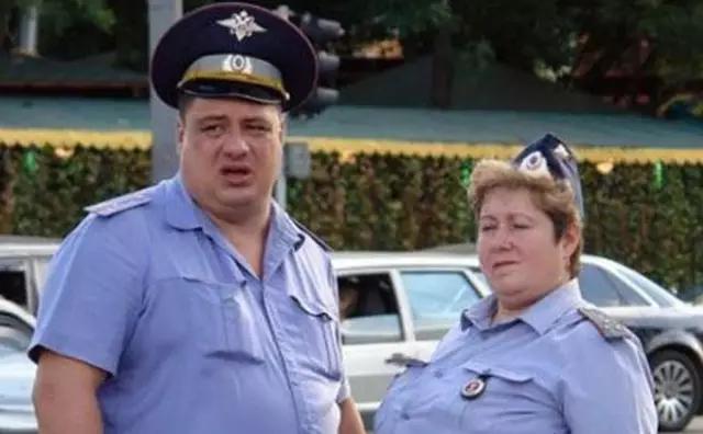 俄罗斯对“灰关”下手了！多城市税警没收大量貂皮大衣。。。