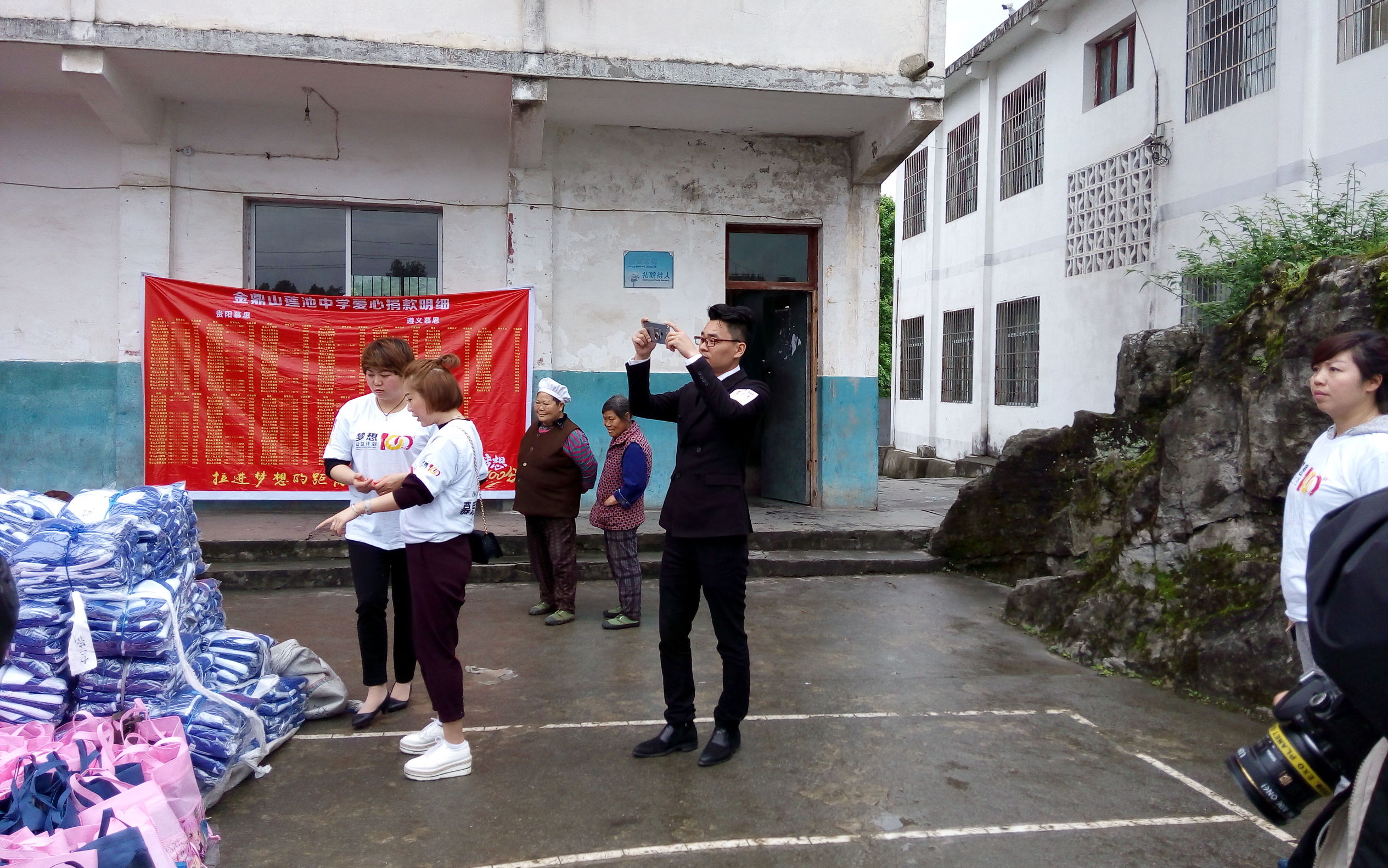 梦想100分公益计划走进遵义亚洲足球先生郑智为孩子加油鼓劲