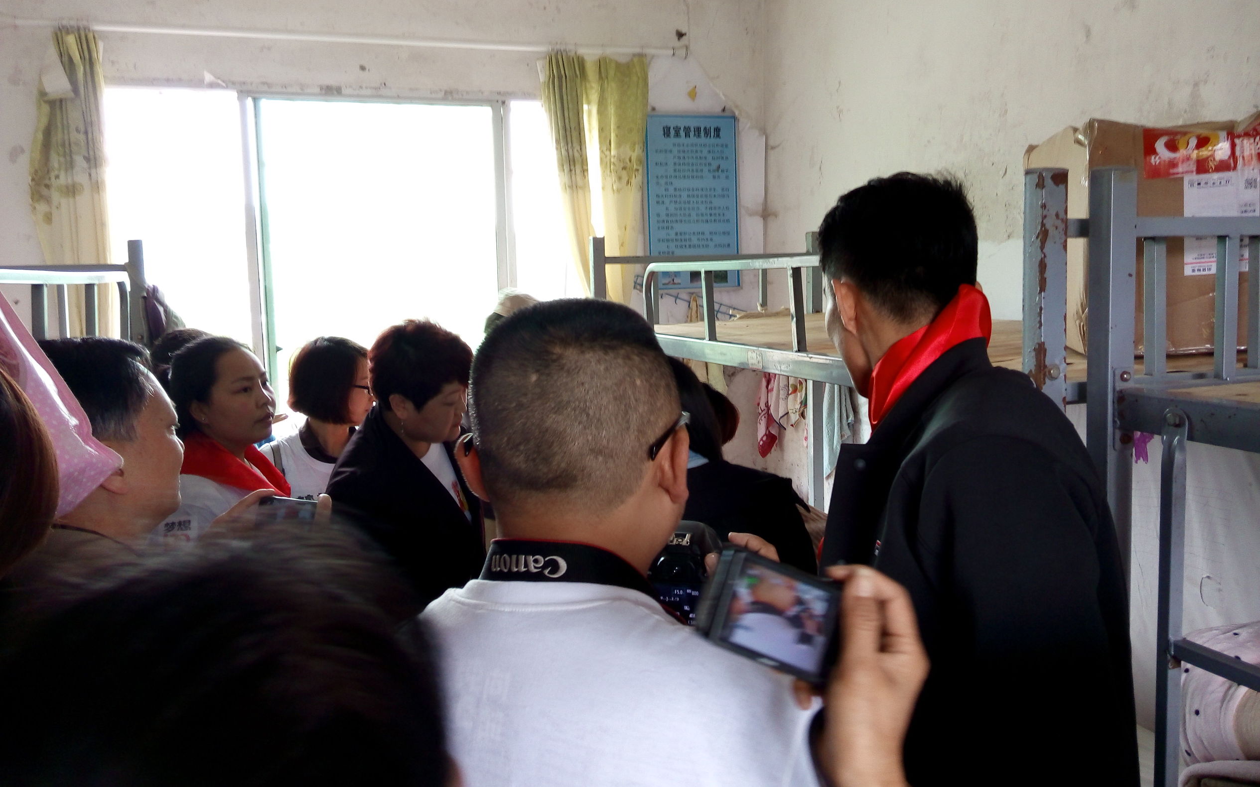 梦想100分公益计划走进遵义亚洲足球先生郑智为孩子加油鼓劲