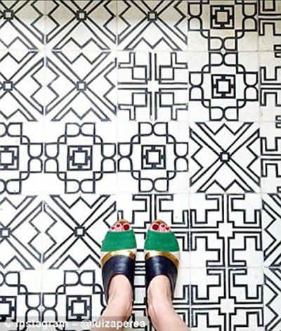 ins兴起晒“名媛脚”，名牌鞋配上好看的地板！屌丝就别来了