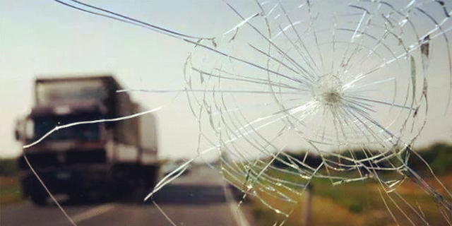 汽车玻璃裂纹修复最好办法,汽车玻璃裂纹修复大概多少钱