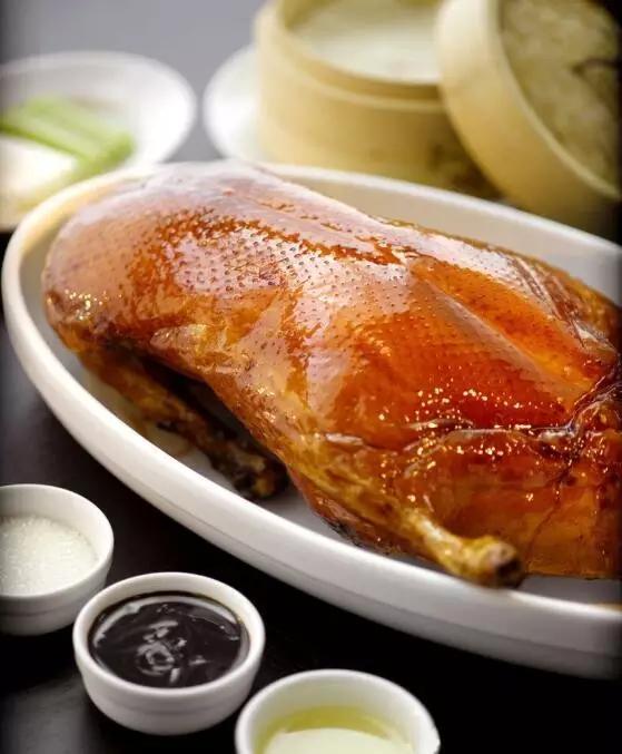 正宗的北京烤鸭是什么样子的,一只烤鸭