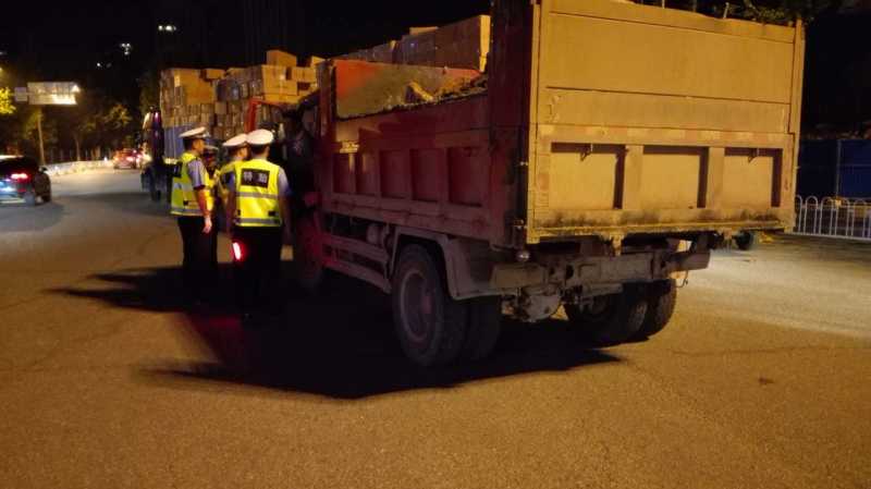 武汉交警三辆渣土车并行后续,武汉交警整治电动车标准