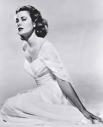她是香奈儿签约的第一位超模,dior时尚界
