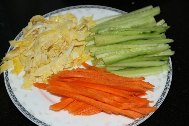 假期在家带娃做美食,简单易学在家就能做的紫菜包饭