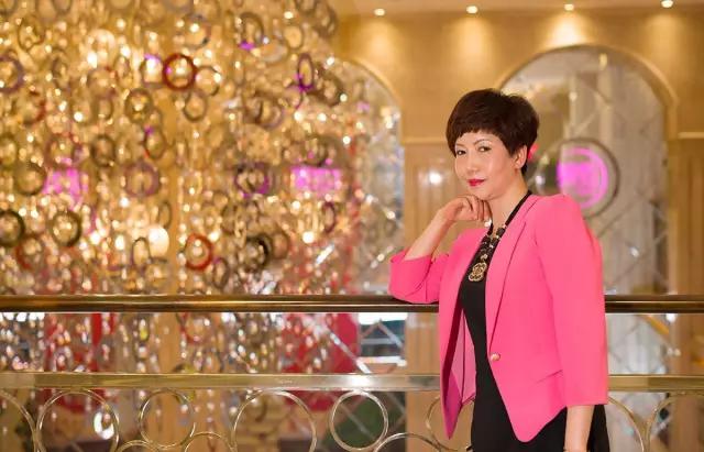 白酒一斤半，啤酒随你灌做了25年夜场她依然宛若少女