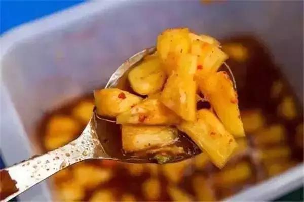 水果蘸着盐巴、辣椒吃,泡酒喝,云南人吃水果的姿势太丰富多彩了