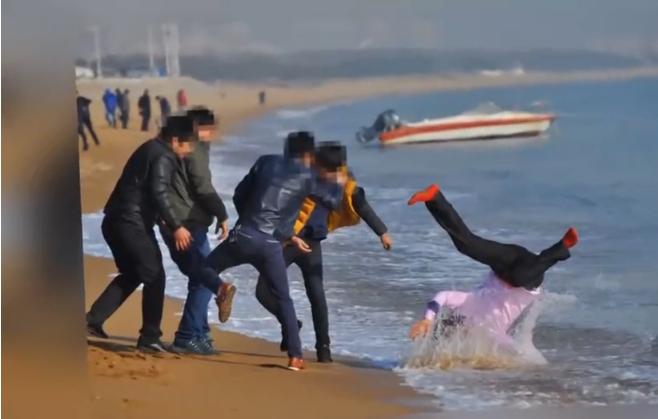 新郎被绑在电线杆上放鞭炮,新郎被绑在电杆上身挂鞭炮