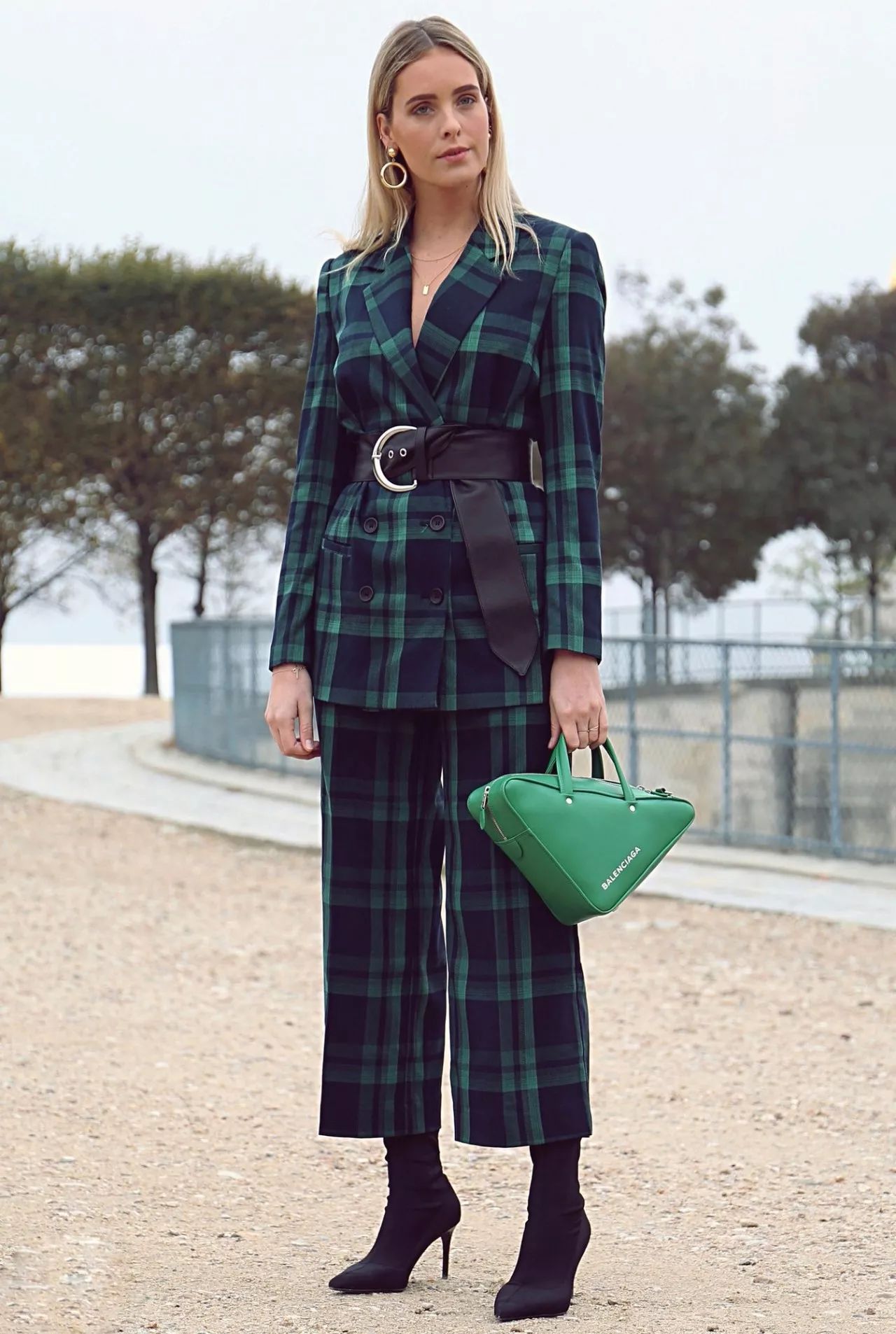 这5双鞋子秋天穿高级又时髦,今年流行这5款鞋时髦高级