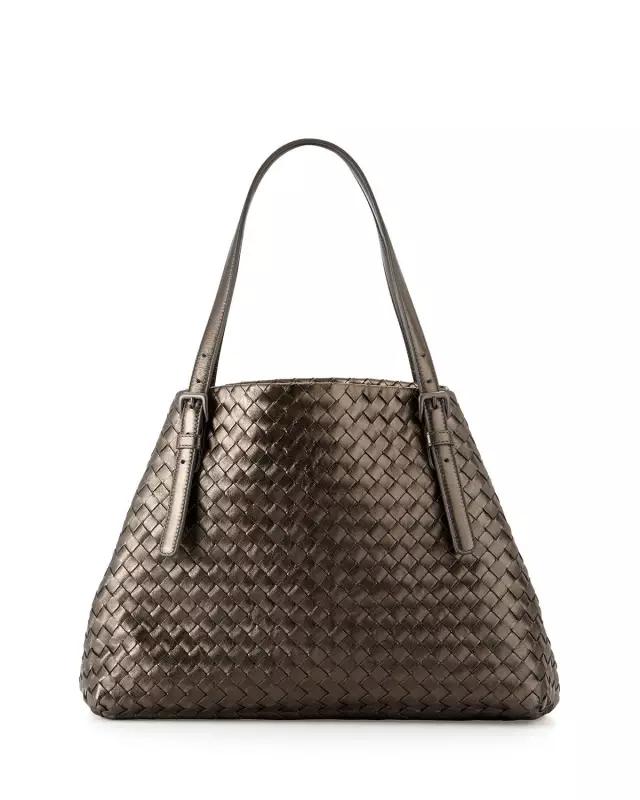 我跟与倪妮做邻居的姐姐聊了聊，她买菜时都背什么包