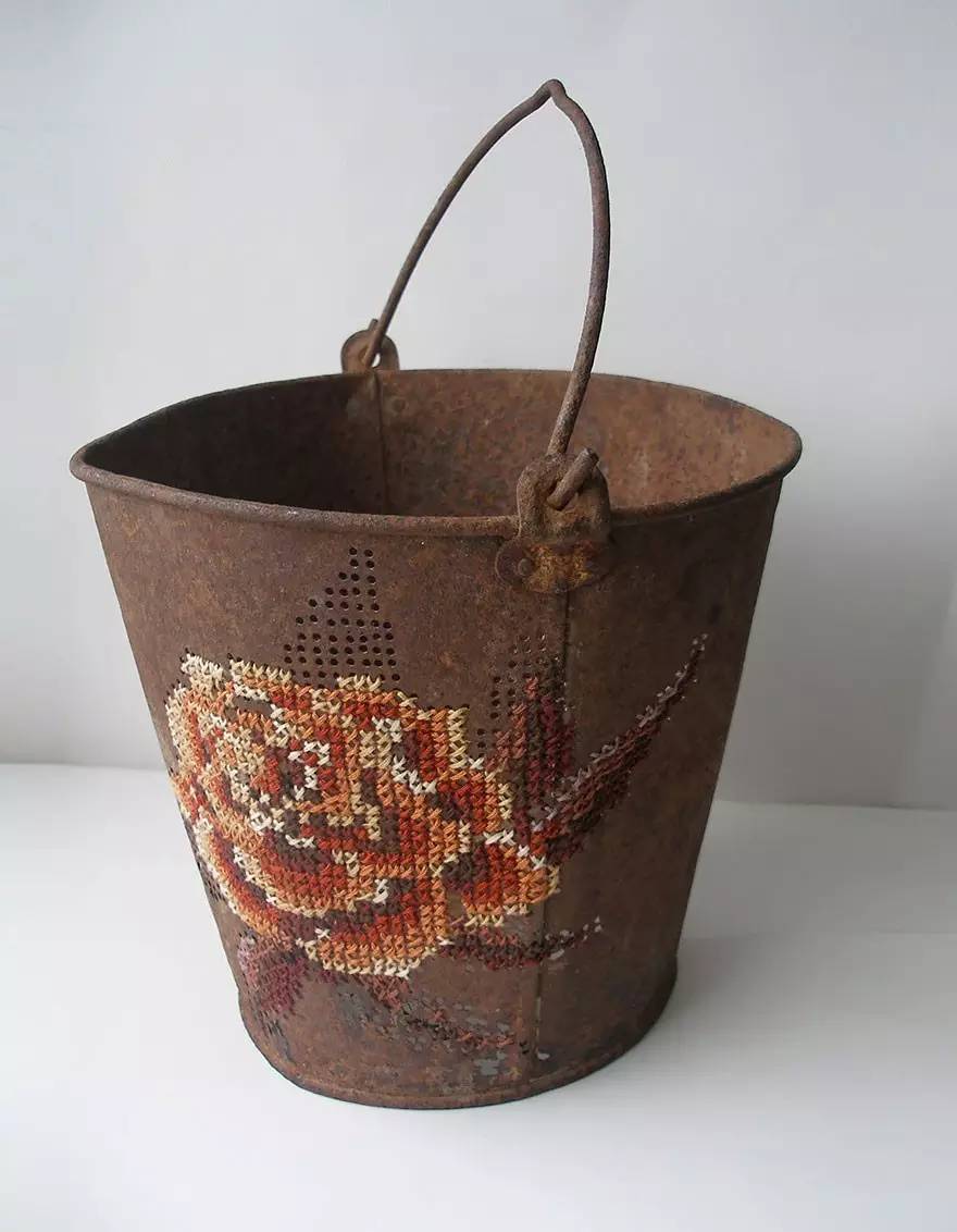 我说！你能不能找个正经地方好好绣花~