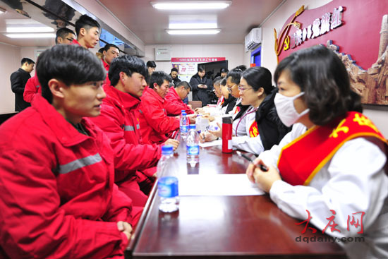 大庆油田总医院巡医送诊到钻井前线现场