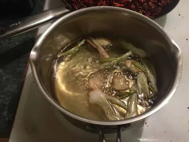 身在异乡，如何做一碗勾魂的麻辣小面