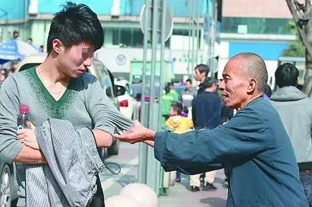 乞讨还是行骗?在望京遇到这俩人,别轻易掏钱