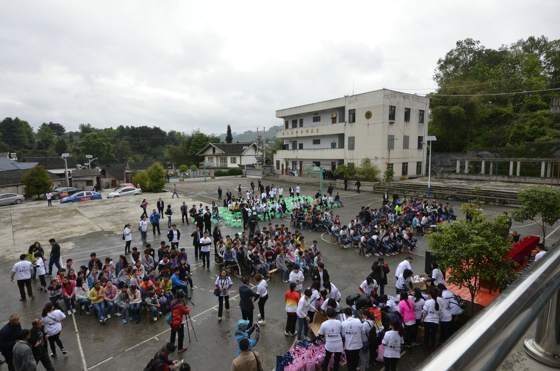 梦想100分公益计划走进遵义亚洲足球先生郑智为孩子加油鼓劲