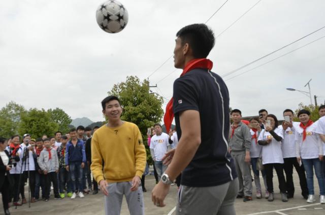 梦想100分公益计划走进遵义亚洲足球先生郑智为孩子加油鼓劲