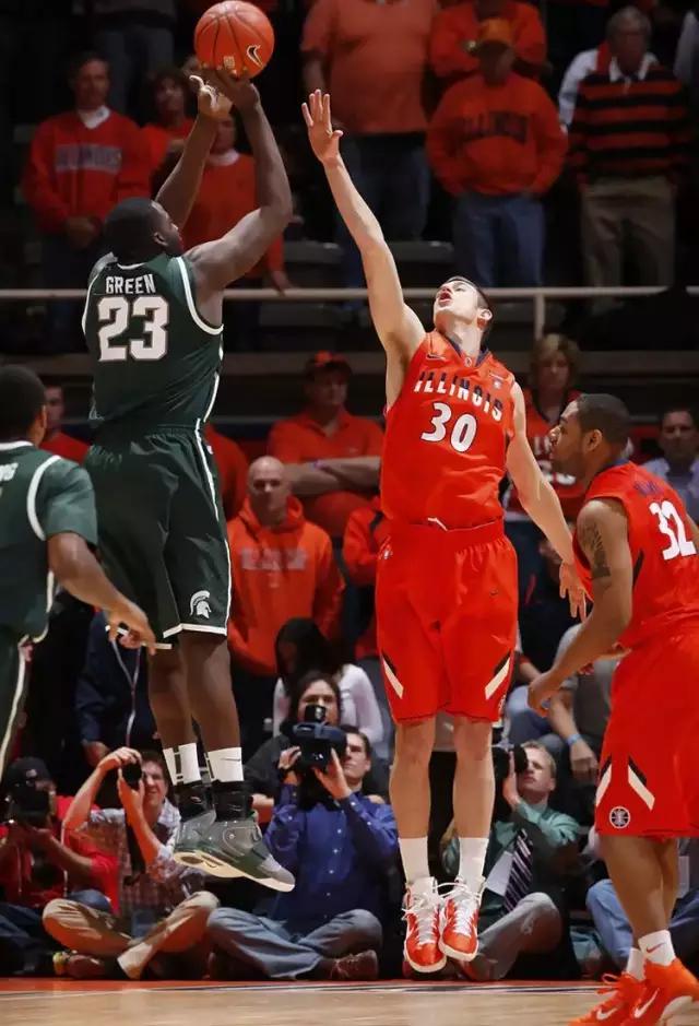 追梦格林童话球鞋,追梦格林的球鞋品牌叫什么