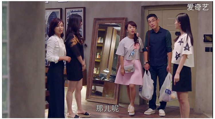 欢乐颂关雎尔同款黑花衣服,欢乐颂第一季关雎尔同款红色牛仔