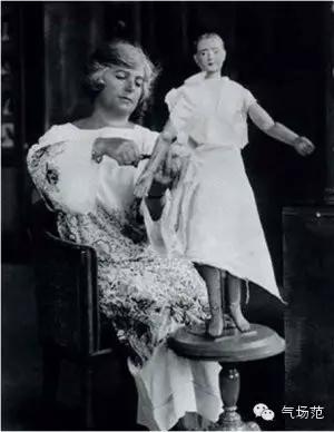 她是香奈儿签约的第一位超模,dior时尚界