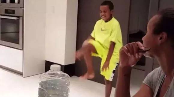 勒布朗詹姆斯成名前的故事 (勒布朗詹姆斯感人故事)